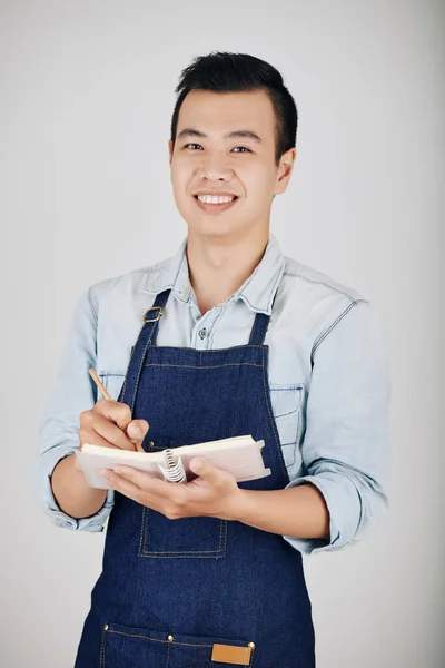 Retrato Del Apuesto Joven Camarero Sonriente Tomando Notas Cuaderno — Foto de Stock