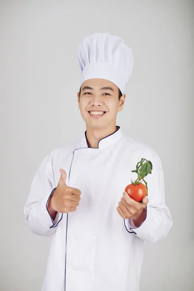Portret Młodego Kucharza Restauracji Białym Mundurze Świeżymi Pomidorami Kciukami Góry — Zdjęcie stockowe