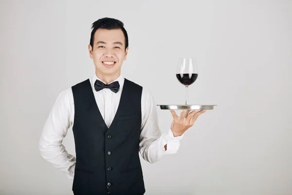 Retrato Jovem Garçom Asiático Sorrindo Segurando Bandeja Com Copo Vinho — Fotografia de Stock