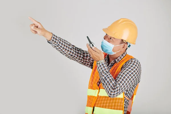 Contratante Máscara Médica Usando Walkie Talkie Controlar Trabalho Canteiro Obras — Fotografia de Stock