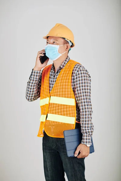 Retrato Contratista Asiático Máscara Médica Hablando Por Teléfono Con Ingeniero —  Fotos de Stock