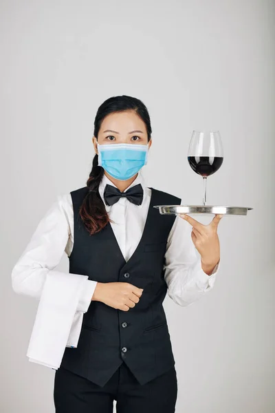 Jonge Serieuze Serveerster Met Witte Handdoek Dienblad Met Glas Wijn — Stockfoto