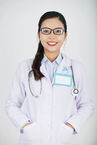 Portrét Usmívajícího Asijského Lékaře Bílém Plášti Prázdným Odznakem Při Pohledu — Stock fotografie