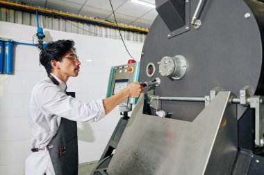 Barista kahve çekirdekleri yeterince kavrulmuş mu diye kontrol ederken sonda kullanıyor.