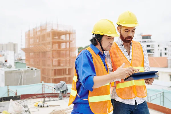 Ingegnere Capo Appaltatore Piedi Cantiere Discutere Progetto Sul Computer Tablet — Foto Stock