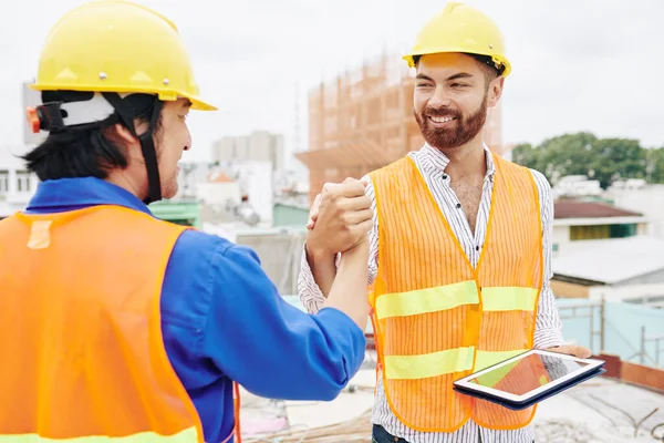 Empreiteiro Sorridente Com Tablet Apertando Mão Construtor Antes Iniciar Trabalho — Fotografia de Stock