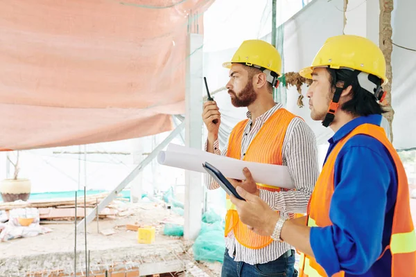 Vážné Stavební Dělníci Procesu Kontroly Hardhat Bytové Výstavby Místě — Stock fotografie