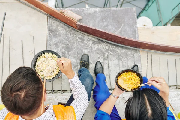 Trabajadores Que Tienen Deliciosos Platos Para Almuerzo Justo Sitio Construcción —  Fotos de Stock