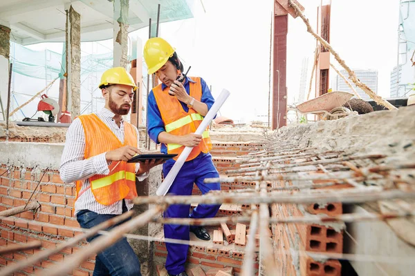 Σοβαρές Εργολάβοι Που Ανεβαίνουν Τις Σκάλες Κτίριο Υπό Κατασκευή Και — Φωτογραφία Αρχείου