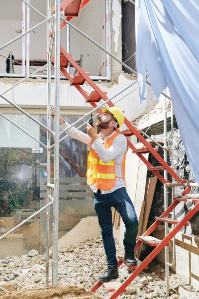 Contratante Escada Usando Walkie Talkie Para Controlar Trabalho Dos Construtores — Fotografia de Stock