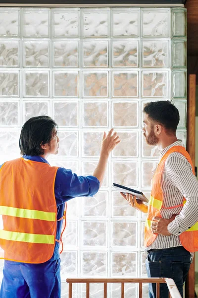 Ingenieur Und Bauunternehmer Prüfen Die Qualität Des Glasmauerwerks — Stockfoto