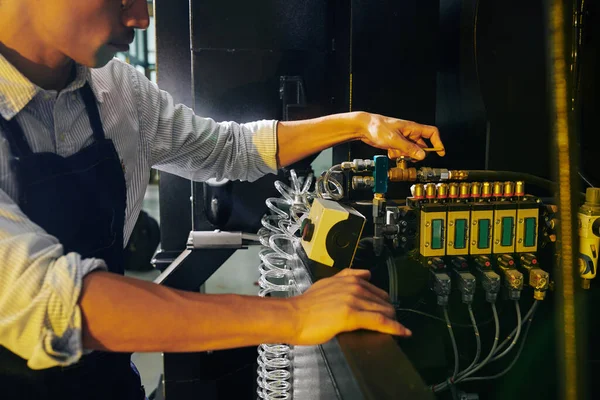 Trabalhador Fabricação Ligando Facilidade Lançar Máquina Pela Manhã — Fotografia de Stock