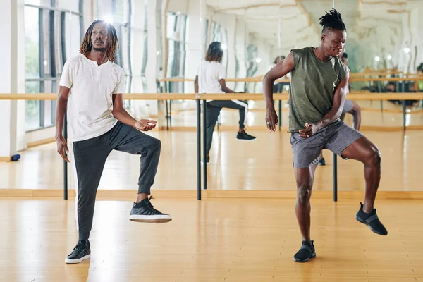 Joven Hombre Negro Asistiendo Clases Baile Repitiendo Movimiento Después Maestra —  Fotos de Stock