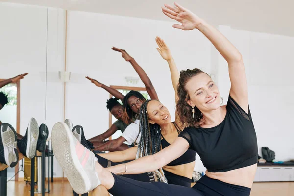 Улыбающиеся Юноши Девушки Растягивающие Ноги Барре Разогреться Перед Тренировкой Танцевальном — стоковое фото