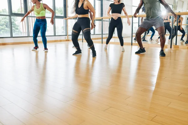 Imagem Recortada Jovens Homens Mulheres Praticando Nova Dança Sala Aula — Fotografia de Stock