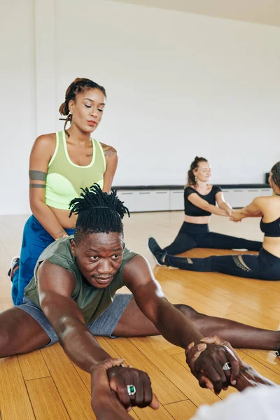 Całkiem Młody Trener Fitness Popychanie Powrotem Sportowca Robi Wysokie Kopaczy — Zdjęcie stockowe