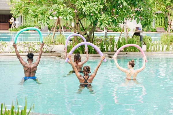 Jongeren Die Het Zwembad Staan Hun Handen Opsteken Met Schuimrollers — Stockfoto