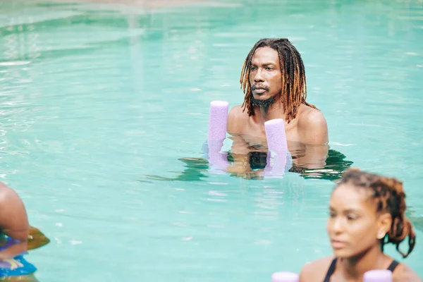 Grave Giovane Uomo Nero Con Dreadlocks Esercizio Piscina Con Spaghetto — Foto Stock