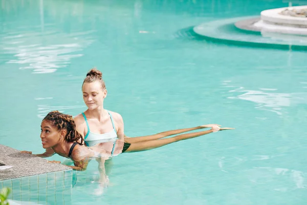 Entrenador Natación Que Apoya Joven Borde Piscina Enseña Nadar — Foto de Stock