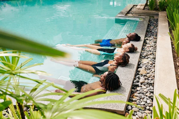 Grupo Jovens Fechando Olhos Quando Descansam Água Piscina — Fotografia de Stock