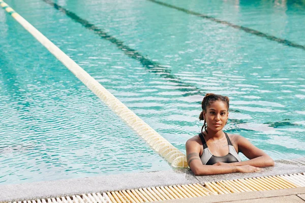 Portrait Pretty Lovely Young Black Woman Resting Pool Edge Swimming — Stock Photo, Image