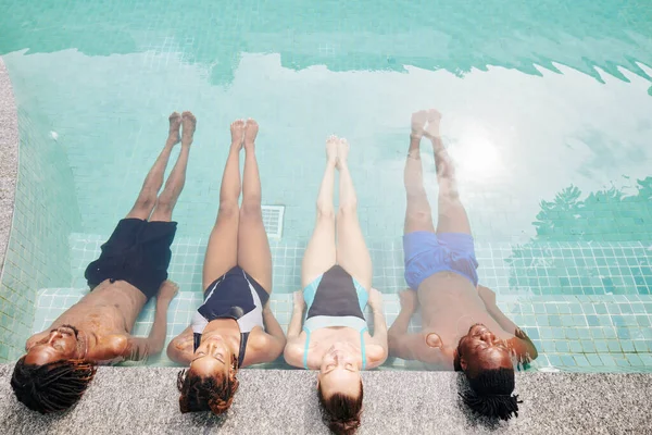 Group Young Men Women Resting Swimming Pool Enjoying Sunlight Refreshing — Stock Photo, Image