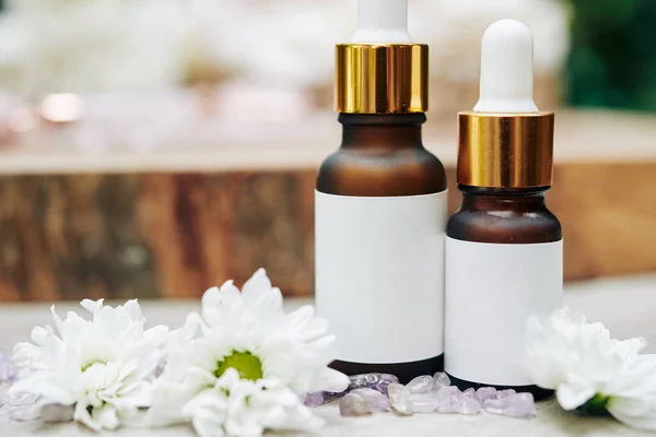 Närbild Små Flaskor Med Serum Och Oljor För Spabehandlingar — Stockfoto