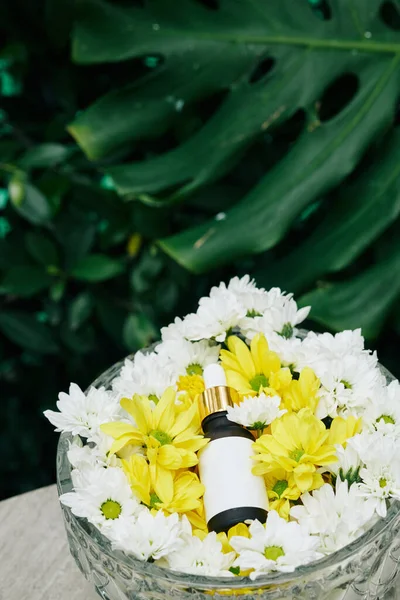 Petite Bouteille Sérum Apaisant Revitalisant Dans Bol Verre Aux Fleurs — Photo