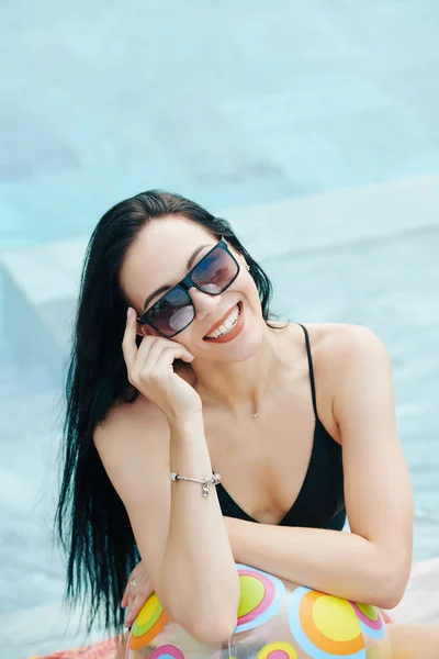 머리를 부풀어 오르는 수영장에 아름다운 미소짓는 여자의 — 스톡 사진