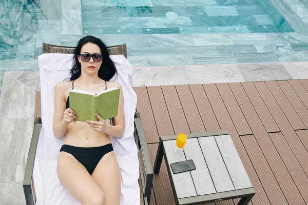 Mujer Joven Bonita Concentró Leer Libro Tomar Sol Chaise Lounge —  Fotos de Stock