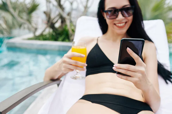 Sonriente Joven Feliz Con Vaso Jugo Naranja Fresco Leyendo Mensaje —  Fotos de Stock