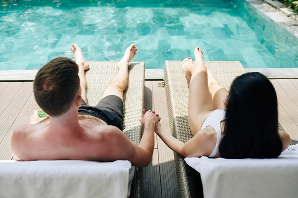 Pareja Joven Cogida Mano Tomar Sol Piscina Mirando Agua — Foto de Stock