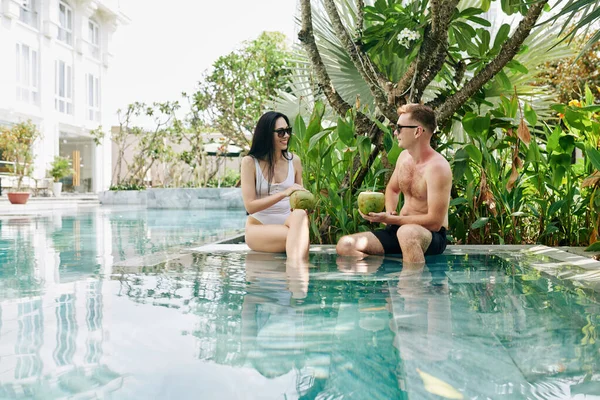 Jovem Bonito Mulher Passar Tempo Piscina Hotel Spa Beber Coquetéis — Fotografia de Stock