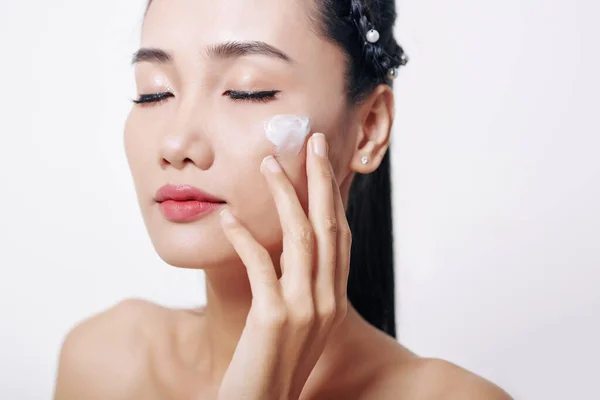 Young Asian Woman Closing Eyes Applying Aging Moisturizing Soft Cream — Stock Photo, Image