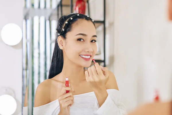 Retrato Sonriente Joven Asiática Feliz Aplicando Lápiz Labial Líquido Rojo —  Fotos de Stock