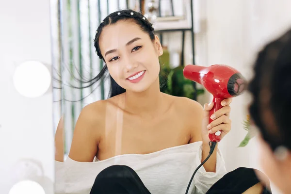 Souriant Jolie Jeune Femme Vietnamienne Sèche Les Cheveux Avec Ventilateur — Photo