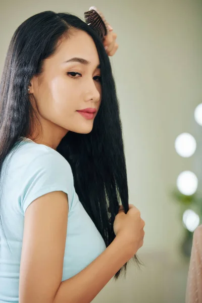 Hermosa Mujer Asiática Joven Cepillando Cabello Cuando Prepara Mañana —  Fotos de Stock