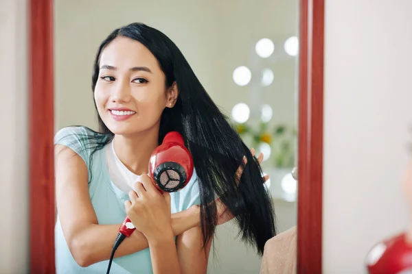 Positiv Ganska Ung Asiatisk Kvinna Torkar Hår Med Fläkt Och — Stockfoto