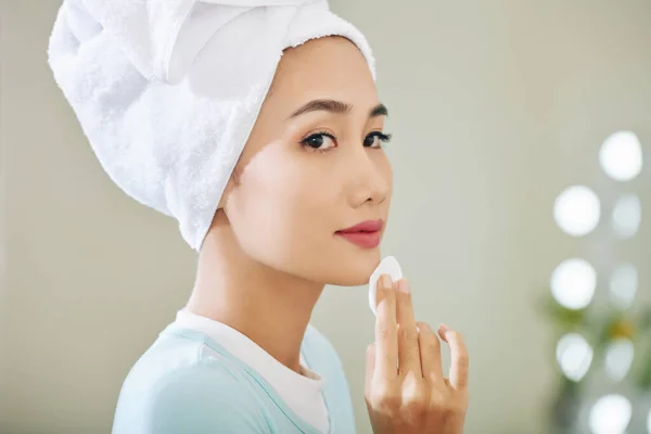 Mooie Jonge Vietnamese Vrouw Aanbrengen Toner Haar Huid Wassen Gezicht — Stockfoto