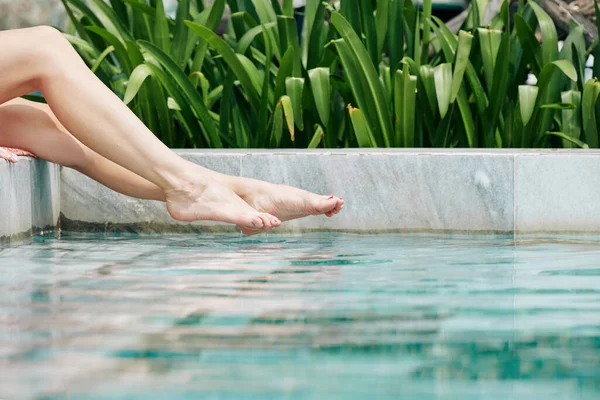 Beautiful Legs Young Woman Splashing Water Swimming Pool — Stock Photo, Image