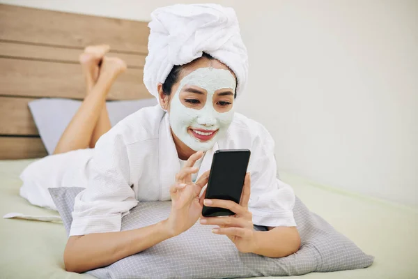 Glad Ung Vietnamesisk Kvinna Med Lera Mask Ansiktet Vilar Sängen — Stockfoto