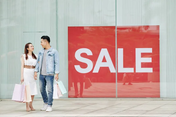 Junger Glücklicher Vietnamese Mit Einkaufstüten Steht Vor Dem Einkaufszentrum Vor — Stockfoto
