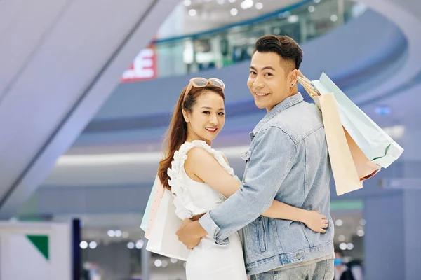 Junges Asiatisches Paar Mit Einkaufstüten Einkaufszentrum Umarmen Sich Umdrehen Und — Stockfoto