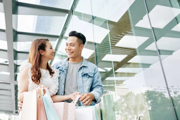 Fröhliches Junges Asiatisches Paar Mit Vielen Papiertüten Vor Dem Einkaufszentrum — Stockfoto