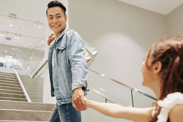 Knappe Glimlachende Jonge Vietnamese Man Met Boodschappentassen Hand Hand Van — Stockfoto