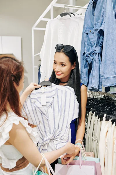 Mujer Joven Ayudando Amigo Elegir Blusa Para Trabajo Centro Comercial — Foto de Stock