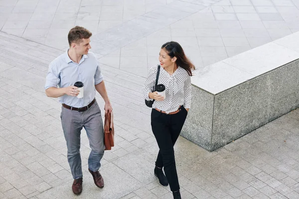 Collega Multietnico Che Beve Tira Fuori Caffè Camminando Verso Edificio — Foto Stock