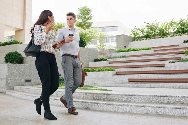 Emotionele Jonge Zakenvrouw Actief Gebaren Praten Met Collega Als Lopen — Stockfoto