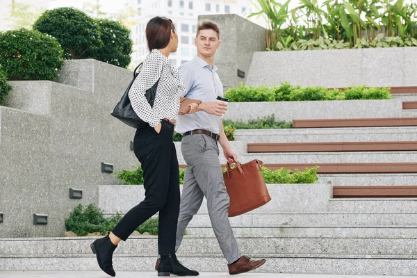 Zelfverzekerde Jonge Zakenmensen Die Straat Lopen Werk Praten — Stockfoto