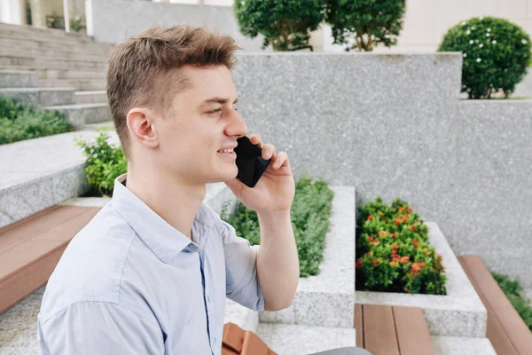 Pozitivní Pohledný Mladý Podnikatel Odpočívá Venku Během Přestávky Mluví Telefonu — Stock fotografie